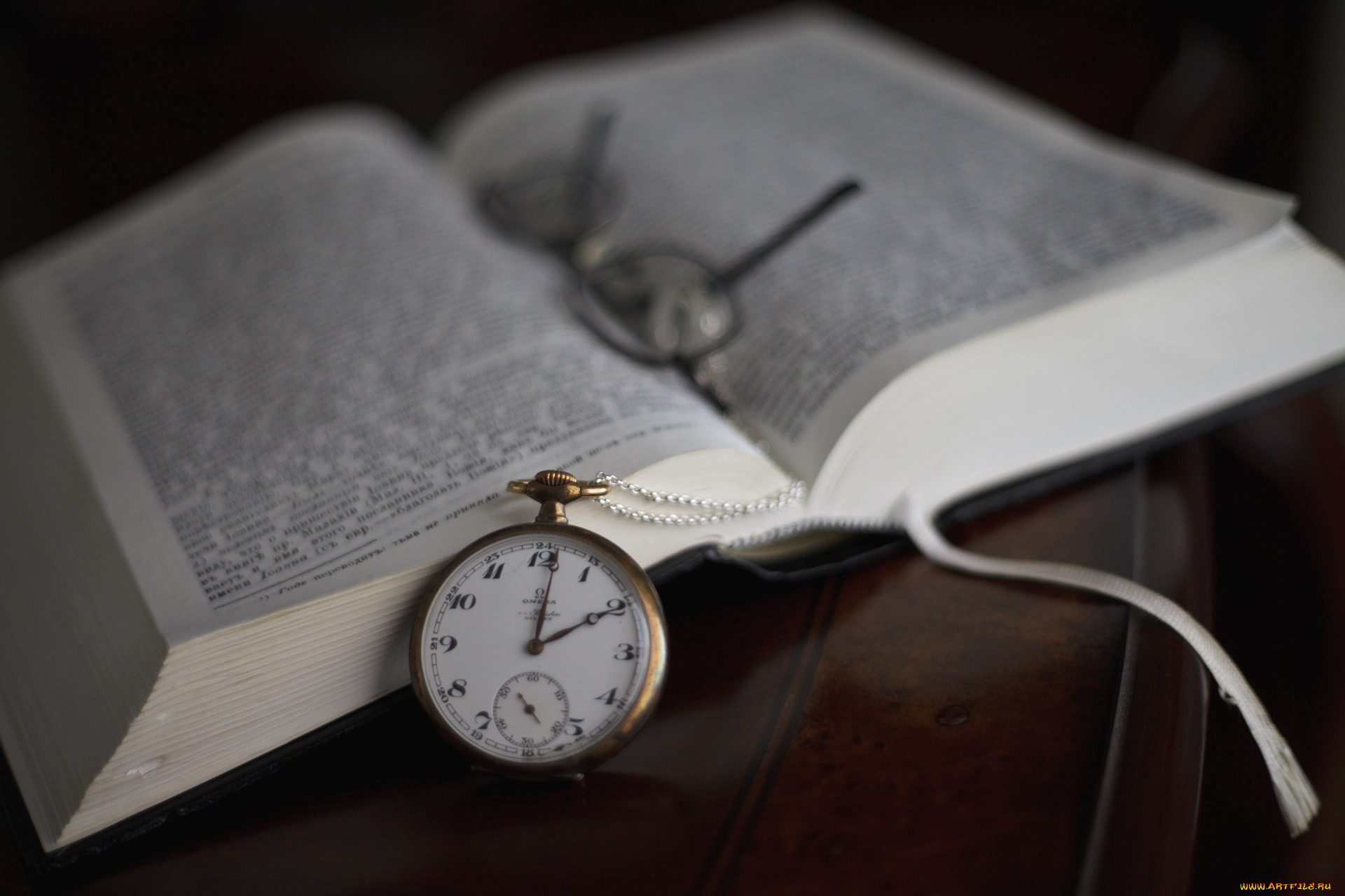 Часы лежат на столе. Книги. Книга и часы. Часы книжка. Фон часы и книги.